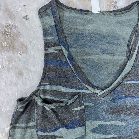 NWT altar’d state V Neck Muscle Tee Rounded Hem with Pocket💗 - Picture 3 of 5